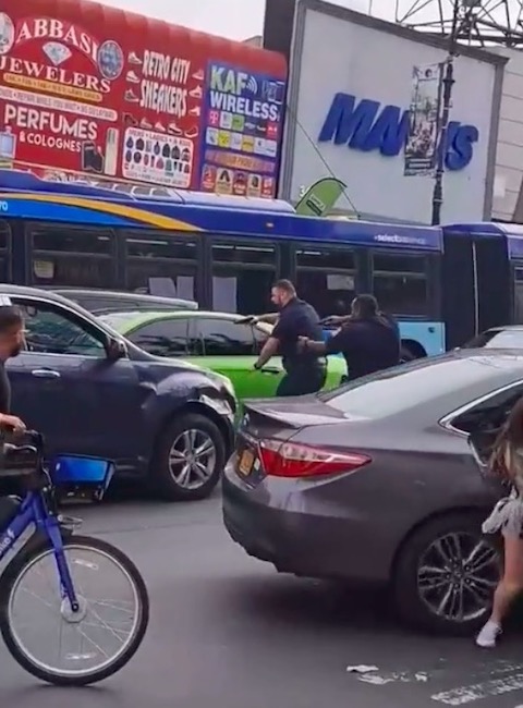 NYPD ニューヨーク 警察 事件 クルマ 暴走 マリファナ