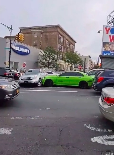 NYPD ニューヨーク 警察 事件 クルマ 暴走 マリファナ