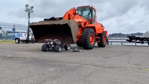 NYPD ニューヨーク 警察 破壊　違法改造 見せしめ