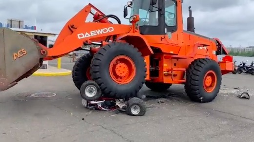 NYPD ニューヨーク 警察 破壊　違法改造 見せしめ