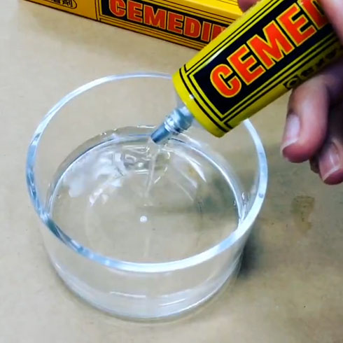 水に垂らしたセメダインが回っているところ1
