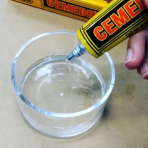 水に垂らしたセメダインが回っているところ2