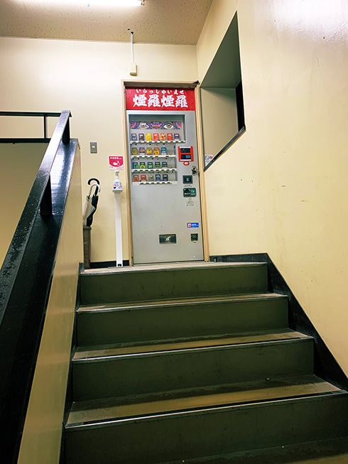 たばこの自販機で行き止まりか…→よく見るとドアノブが！　見過ごしそうな入口の水たばこ店が個性的でおもしろい