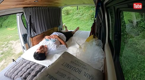 車中泊余裕な広さがある徳井ハイエースの車内