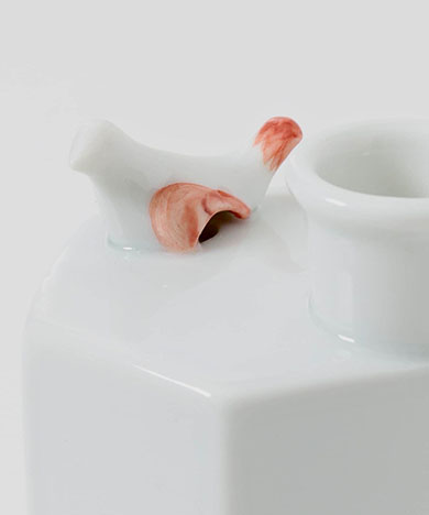 鳴き徳利上の小鳥