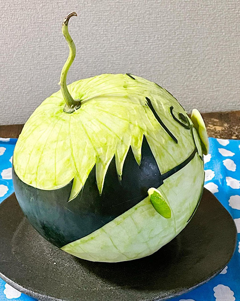 ピョロッと伸びたツルが髪の毛に　波平さんのスイカアートがかわいい