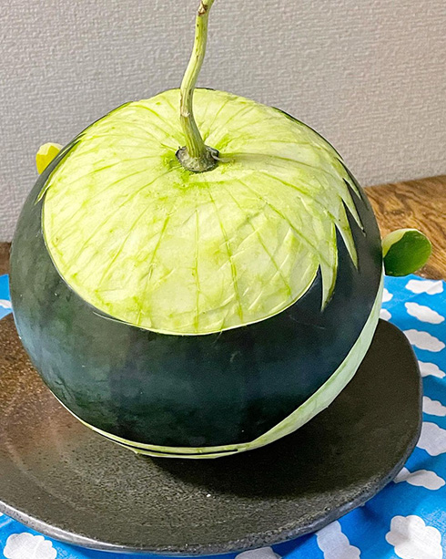 ピョロッと伸びたツルが髪の毛に　波平さんのスイカアートがかわいい