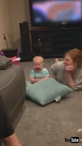 「Pillow Fight has Baby Belly Laughing || ViralHog」