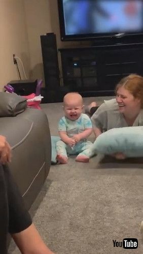 「Pillow Fight has Baby Belly Laughing || ViralHog」