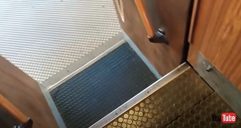 ミスしたらヤバそう……　乗るのに勇気がいるチェコの循環式エレベーター「パーテルノステル」の映像が衝撃的