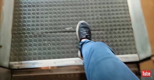 ミスしたらヤバそう……　乗るのに勇気がいるチェコの循環式エレベーター「パーテルノステル」の映像が衝撃的