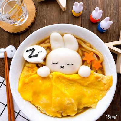 ミッフィーがお布団で寝ている風のうどん