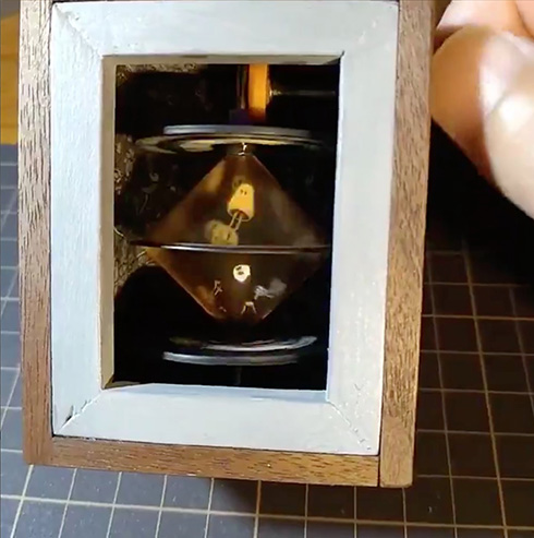 おばけが箱の中で飛び跳ねる　手回し式で楽しめるアニメーション玩具がステキ