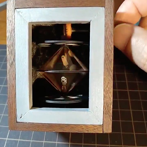 おばけが箱の中で飛び跳ねる　手回し式で楽しめるアニメーション玩具がステキ