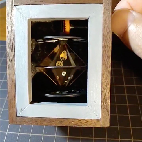 おばけが箱の中で飛び跳ねる　手回し式で楽しめるアニメーション玩具がステキ