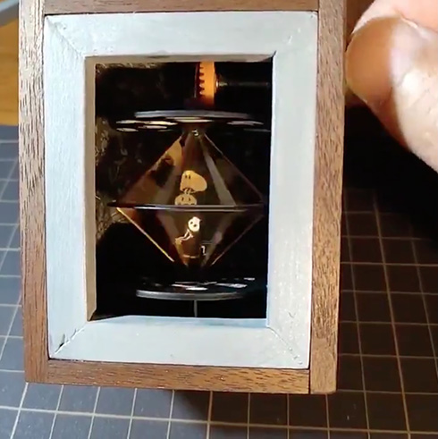 おばけが箱の中で飛び跳ねる　手回し式で楽しめるアニメーション玩具がステキ