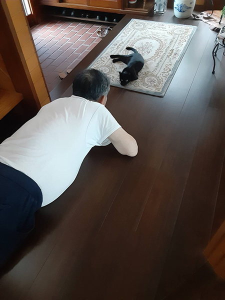 玄関のるるちゃんとお父さん