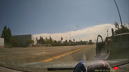 斧 投げつける 男 あおり運転 ロードレイジ