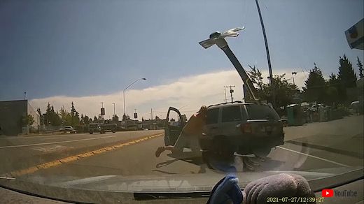 斧 投げつける 男 あおり運転 ロードレイジ