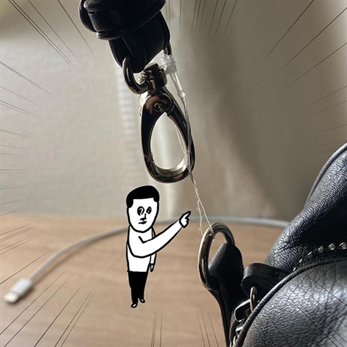 興味ありげにバッグを見る友人→私「2年くらい使ってるお気に入り」　バッグの肩ひもを指摘された体験談漫画に笑いが止まらない