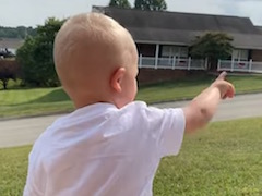 パパが5分ほど買いものに行って帰ってきたら……　小さな息子の全力の“お出迎え”をとらえた動画に癒やされる（1/2） | ねとらぼ