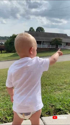 お父さんの帰りを喜ぶ子ども