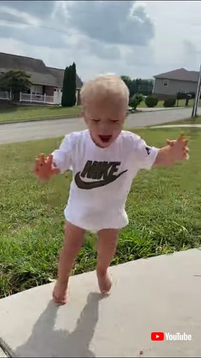 お父さんの帰りを喜ぶ子ども