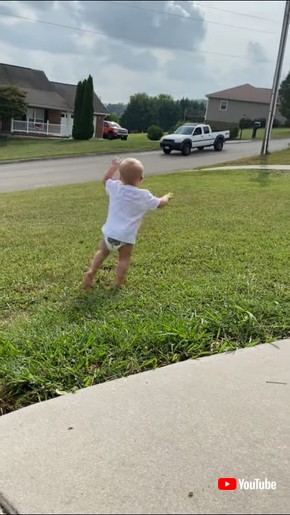 お父さんの帰りを喜ぶ子ども