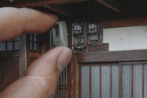 「めちゃくちゃデカい指かと思った」　精巧すぎる電気メーターのミニチュアがすごい