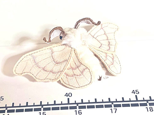 カイコガのぬいぐるみ背中