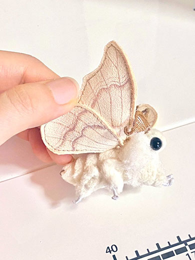 カイコガのぬいぐるみ羽