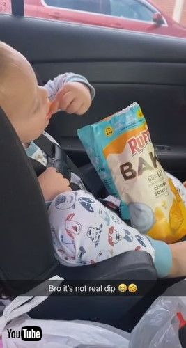 「Toddler Tries to Eat Chips With Picture of Dip Printed on Packet - 1224216」