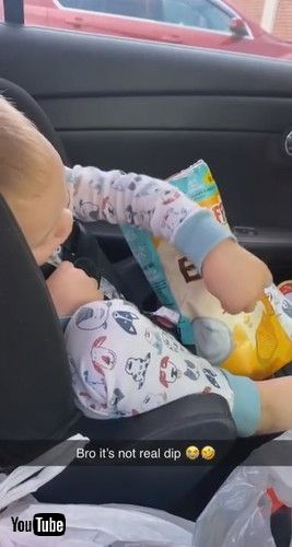 「Toddler Tries to Eat Chips With Picture of Dip Printed on Packet - 1224216」