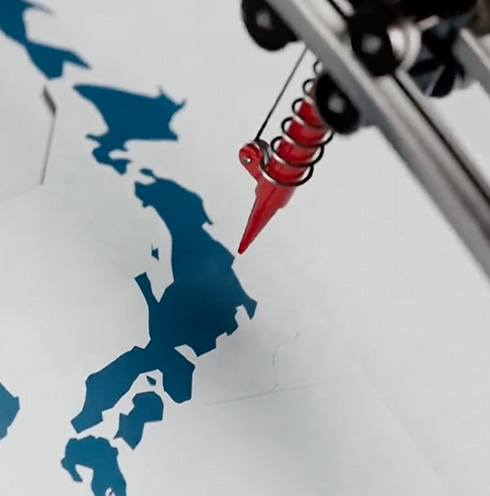 地球儀上のピンを動かして使える世界時計　からくり機構がアナログファンの好奇心を刺激する