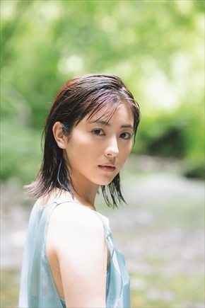 浜辺美波、“ハタチ記念”の写真集で初の水着姿に挑戦 「素の自分