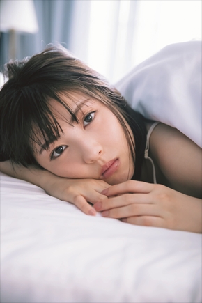 浜辺美波、“ハタチ記念”の写真集で初の水着姿に挑戦 「素の自分