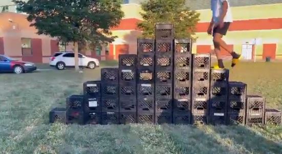 牛乳ケースを積み上げて登る「牛乳ケースチャレンジ」SNSで流行　けがの危険性も　TikTokでは規制