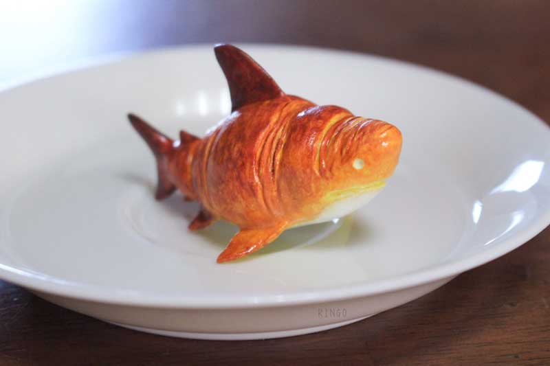 サメに擬態したクロワッサンに「好き」「飼いたい」の反響　かわいくておいしそうな粘土作品