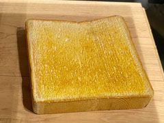 小2女子の木工「バターしみしみパン」がうっかり食べそうなほどリアル　「着眼点すごい」「食品サンプルの領域」（1/2） | ねとらぼ