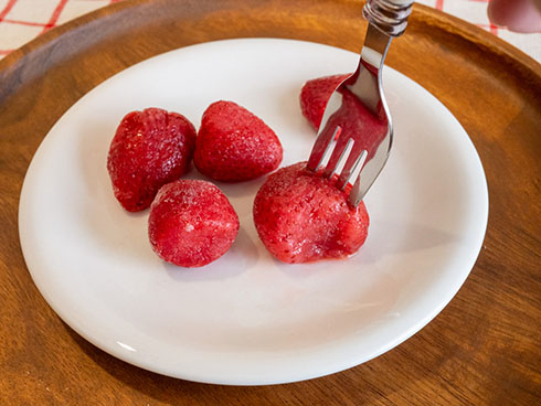 「アヲハタ　くちどけいちご」にフォークを刺す