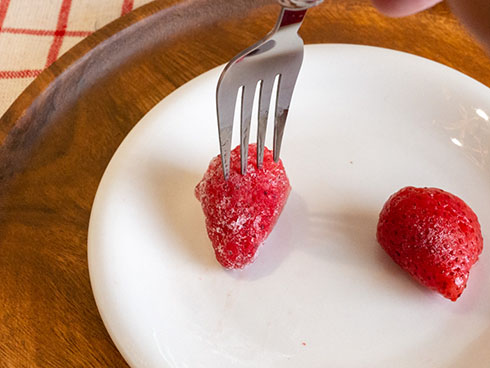 冷凍イチゴにフォークを刺すところ