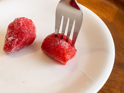 「アヲハタ　くちどけいちご」にフォークを刺すところ