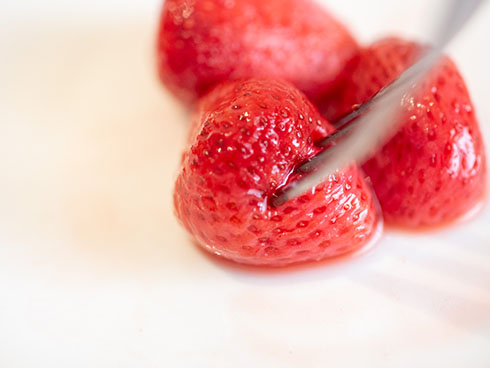 「アヲハタ　くちどけいちご」にフォークを刺したところ