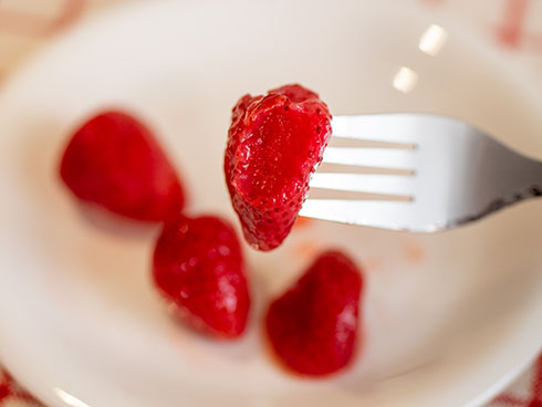 「アヲハタ　くちどけいちご」をかじったところ