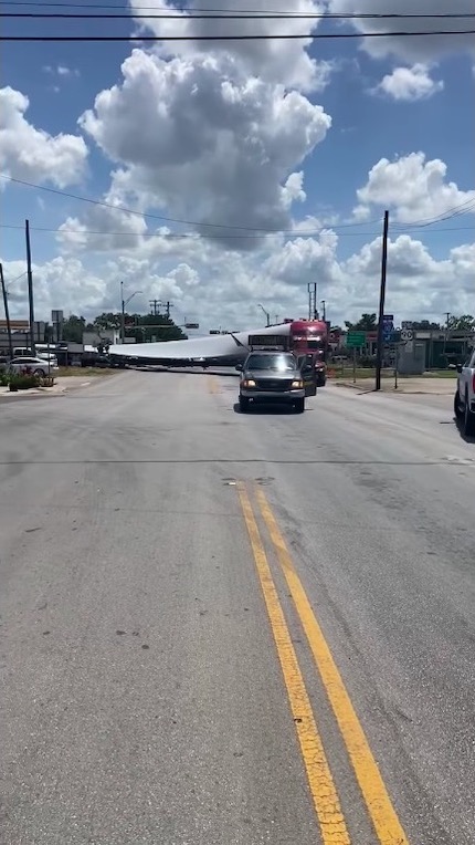 アメリカ テキサス トラック 列車 事故 風力発電 タービンブレード