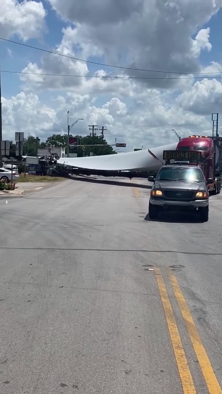 アメリカ テキサス トラック 列車 事故 風力発電 タービンブレード