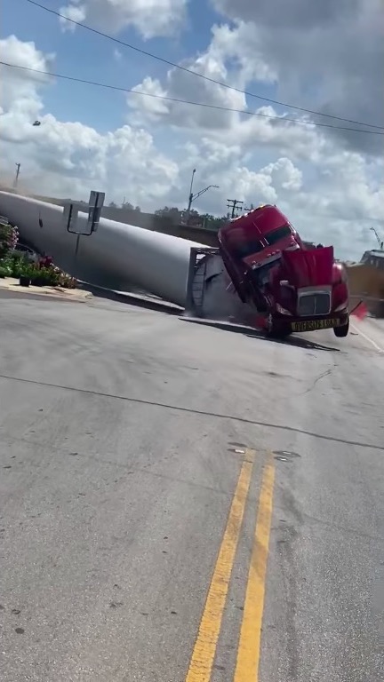 アメリカ テキサス トラック 列車 事故 風力発電 タービンブレード
