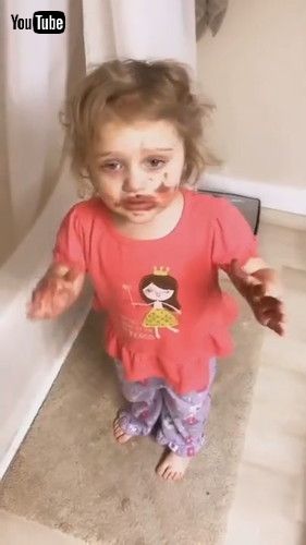 「Kid Gets Scolded By Mom When She Smears Her Lipstick All Over Herself - 1199920」