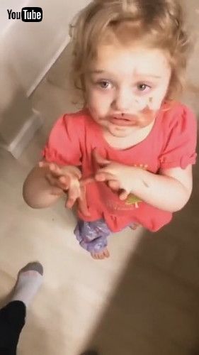 「Kid Gets Scolded By Mom When She Smears Her Lipstick All Over Herself - 1199920」