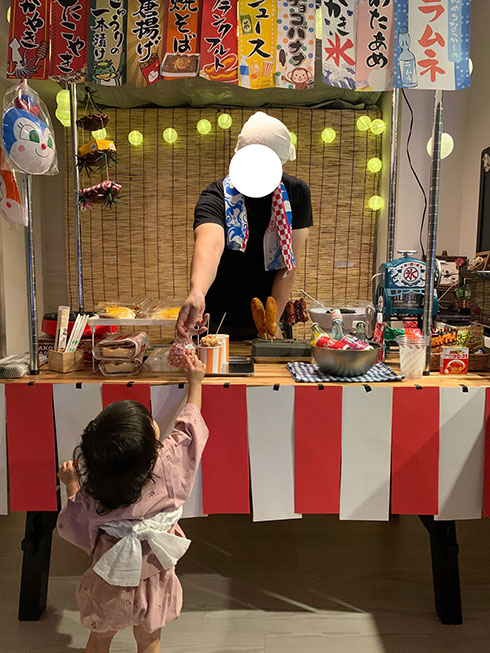 旦那が企画してくれたお祭りでお菓子を受け取る娘さん